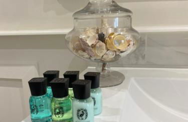 The Pelican Room-converted Cart Lodge near airport - Photo 20