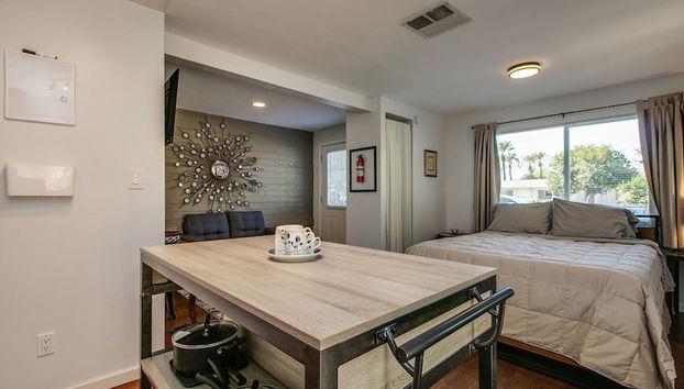 Charming Mid Town Guest House W/private Patio! - Foto 4, Quarto