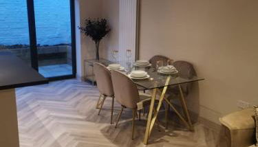 London 2BR Retreat with Free Parking & City Access - Foto 2