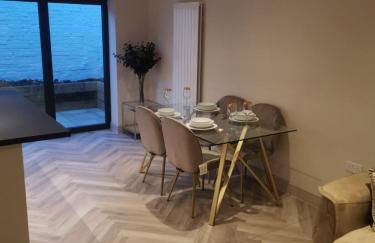 London 2BR Retreat with Free Parking & City Access - Foto 2