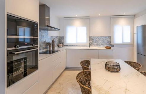 Serene hideaway, luxurious 2-bedroom penthouse apartment in the exclusive Paraíso Pueblo - Photo 11