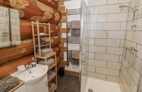 Douglas Cabin at Salford Court Farm Fishing Cabins - Foto 16