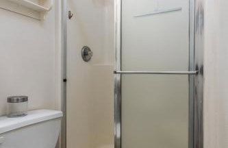 Cozy Three Bedroom Home - Foto 26