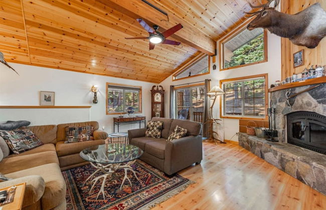 Wolf s Lair by Avantstay Swiss Chalet w Private Hot Tub Access to Northstar Resort Community - Photo 3