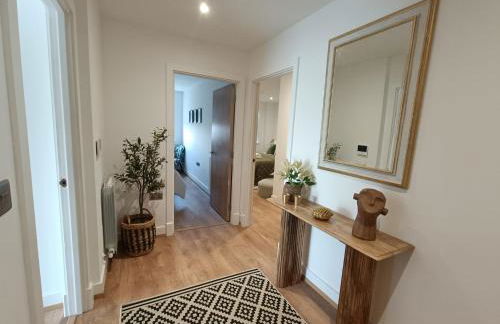 Snuggle Inn - Riverside Apartments - Views Over looking London River Thames, Close to O2 Arena, London Excel, London City Airport, Thames Clipper- River Boat Service, Woolwich Ferry, Onsite parking, TWIN ROOM OPTION available - Foto 12