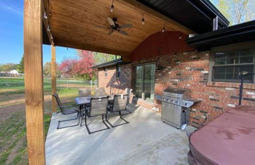 Private 4 Bedroom Home with a hot tub - Foto 15