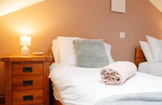 Vale Farm Cottages - Photo 9