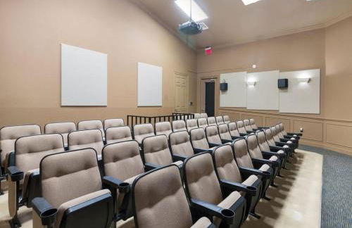 Spacious 4BR Home Themed Rooms, Pool, Near Disney - Foto 26