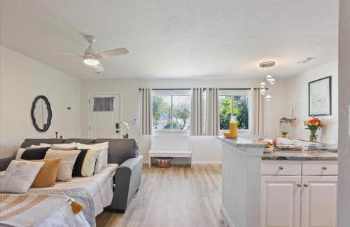 The YinYang - King Bed , Workspace , Full Kitchen - Foto 8