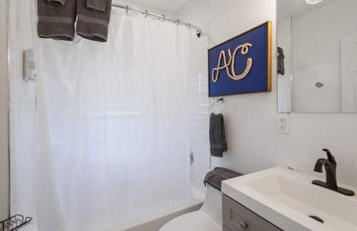 4BR 2BA Hot Tub Home By The Bay - Foto 25