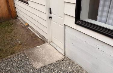 Charming 2-bedroom and 1 Full bath basement apartment with WiFi and AC in lovely Edmonds - Photo 15