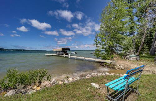 21 Mi to Slopes! Torch Lake Home with Private Beach - Foto 33