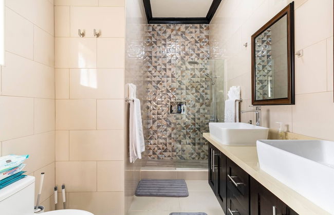 Luxury Living Modern & Contemporary Home With Brand New Pool in Manor Park - Foto 26