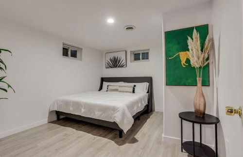 Pop Art Oasis with Karaoke Mini Golf Hot Tub and Pool - Photo 14