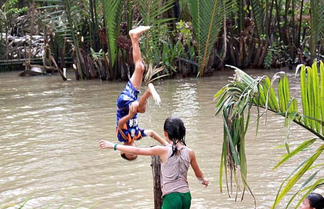 Peaceful Homestay in the Middle of Fruit Garden - Room With Four Double Beds - Foto 12