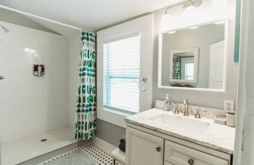 Luxe 3BR Retreat Nr Downtown & Pier Pet-Friendly - Foto 44