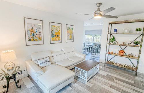 Stylish Tropical Key West Home - Private Yard, Free Parking & Laundry - Foto 2