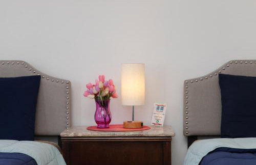 The Gem-3 Bedrooms! King, Full & Twin Beds, Sauna with Free Parking plus more - Foto 24