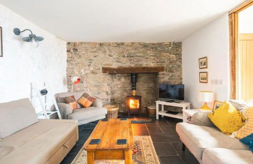 St Davids Hideaway with Roll-top Bath & Log Burner - Photo 1