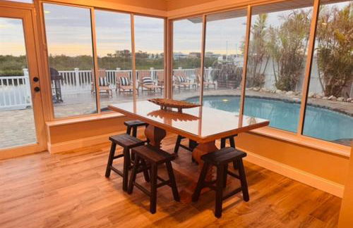 Gorgeous vacation home on the water with heated pool and sand! - Foto 25