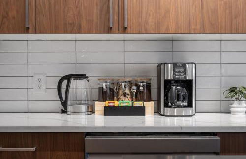 PFR Suites - Highland, 3BR 2BA Shadyside Condo, 2 Decks and Off-Street Parking - Foto 29