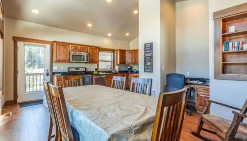 Sunny Mountain Cabin for a Group Getaway in West Glacier, Montana - Foto 4