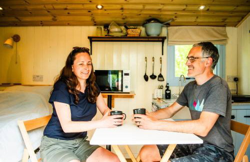 Cosy Shepherd's Hut with Hot Tub - Foto 7