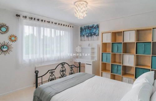 Spacious 5 bed Sunninghill with driveway parking - By Tempstay - Foto 19