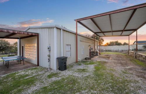 Barndominium with Farm and Firepit near Lake Georgetown - Foto 23