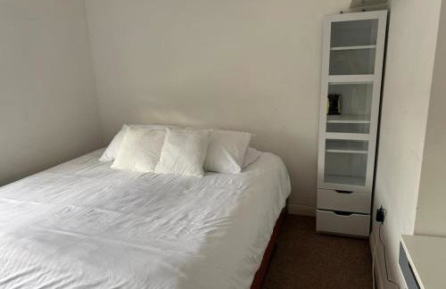 3-bedroom family home with large garden and free parking - Foto 9