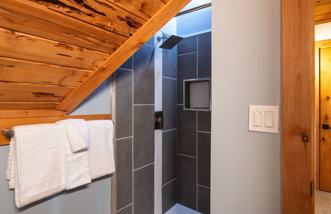 Timberline by Avantstay Stunning Chalet Cabin w Hot Tub Pool Table Home Theater - Foto 21