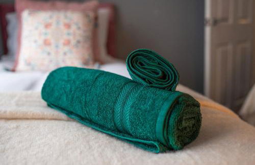 Modern Spacious Home - Parking - Sleeps 6 - minutes from the A1 & the Races - Foto 25