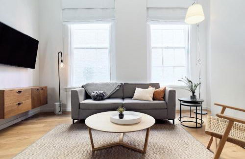 The Docent's Collection - Photo 4