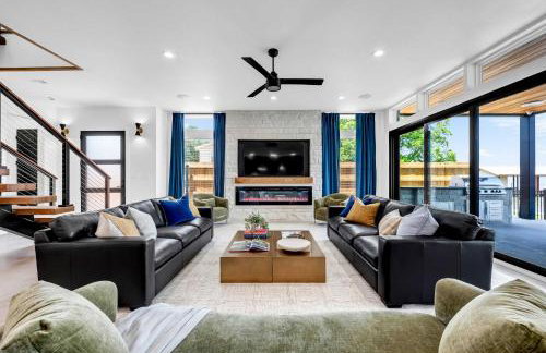 Lakefront Stay for 16 with Pool Dock & Game Room - Foto 13