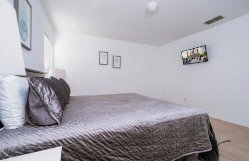 Four Bedroom w/ Screened Pool Close to Disney 4572 - Foto 52