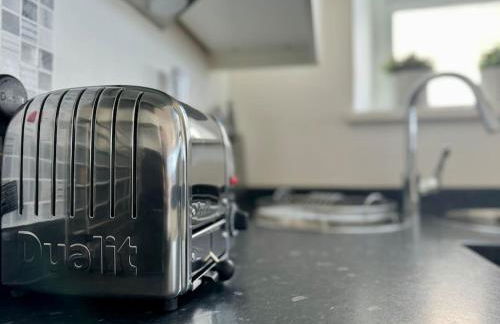 Luxury Sea View Apartment with Multi Room Balcony And Private Onsite Parking Only 300M From the Beach - Foto 16