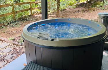 Maggie Valley 4BR Cabin with Hot Tub in Serene Forest - Foto 13