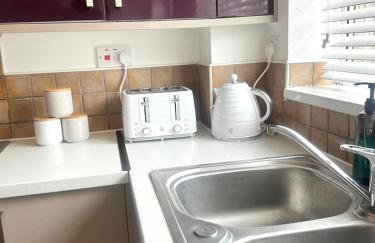 City Centre House - Pet Friendly - Free Parking - 2 Bedroom - Large Garden - Foto 13