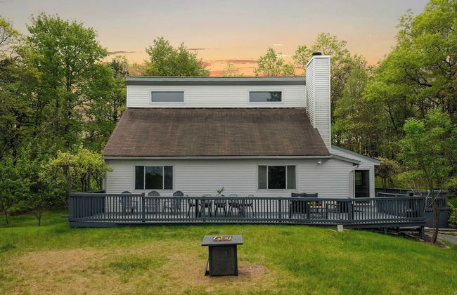 Inn the Poconos by Avantstay Private Lake Access Enclosed Hot Tub - Photo 41