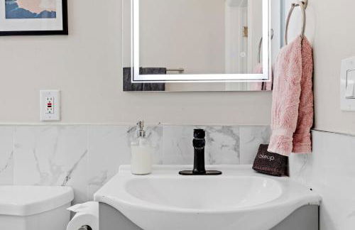 Beautifully Renovated 6BR 2BA 2 Blocks to Beach - Foto 57