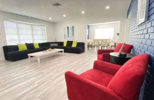 Royal Luxe Pool Home near Ft Laud airport and each - Photo 11