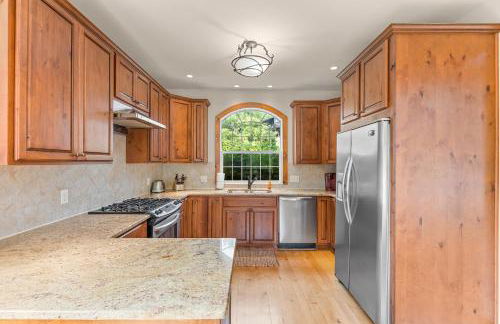 Gorgeous 5 Bdr with Hot Tub - Walk to Holi-Mont! - Foto 12