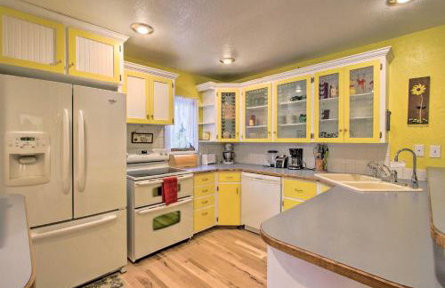 Cozy Home with Hot Tub Half Mi to Salmon River! - Foto 10