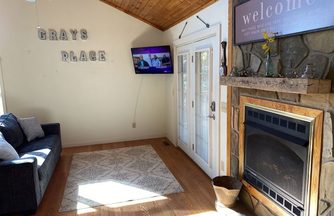 Gray's Place on Cosby Creek - 2 Bedrooms, 2 Baths, Sleeps 6 Home by RedAwning - Foto 5
