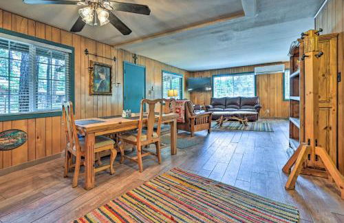 Near Hiking Trails Woodsy Pine Cabin with Fire Pit - Foto 6