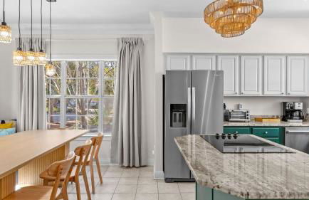 Steps to Beach! Arcade Game Room, Pool + Hot Tub Calico Scallop by Avantstay - Foto 38