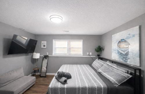 Large Overland Park Getaway 4 KING beds 3 Bath Sleeps 10 - Foto 8