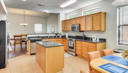 Easy ABQ Access Large Family Home with Patio and Yard - Foto 4