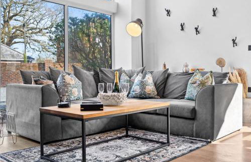 The Oaks Barn - A Countryside Luxury Rural Escape with Hot tub & Fire Pit! Tranquil Group Retreat - Sleeps 8, Pet Friendly & Off road Parking - By Blue Puffin Stays - Photo 29