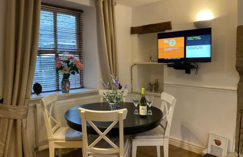 Carr’s cottage Eyam Peak District, - Photo 13